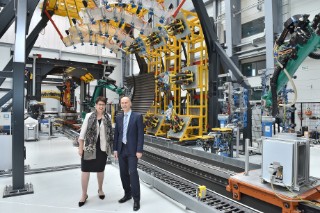 Birgit Honé, niedersächsische Ministerin für Bundes- und Europaangelegenheiten und regionale Entwicklung, und Dr. Dirk Niermann, Abteilungsleiter Automatisierung und Produktionstechnik – Fraunhofer IFAM, vor der Anlage zur automatisierten Montage von Flugzeugrümpfen im Forschungszentrum CFK NORD in Stade